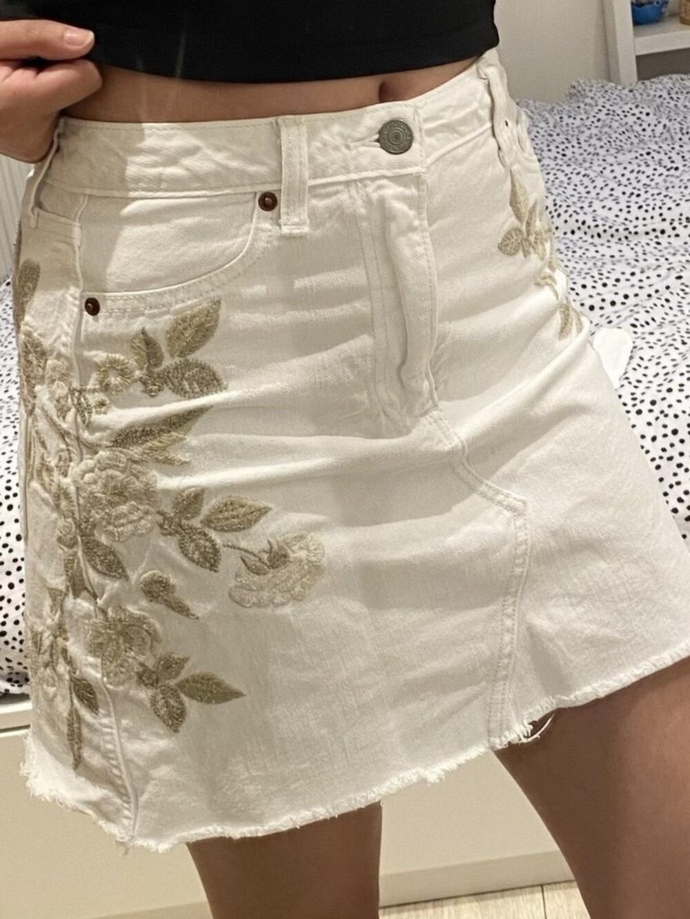 Abercrombie and Fitch white denim mini skirt sz 25 / 0 with embroidery
